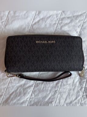 New Michael Kors Zip Wallet